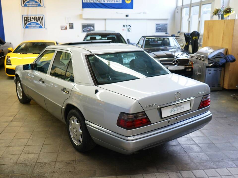 Image 7/33 of Mercedes-Benz E 300 Diesel (1994)
