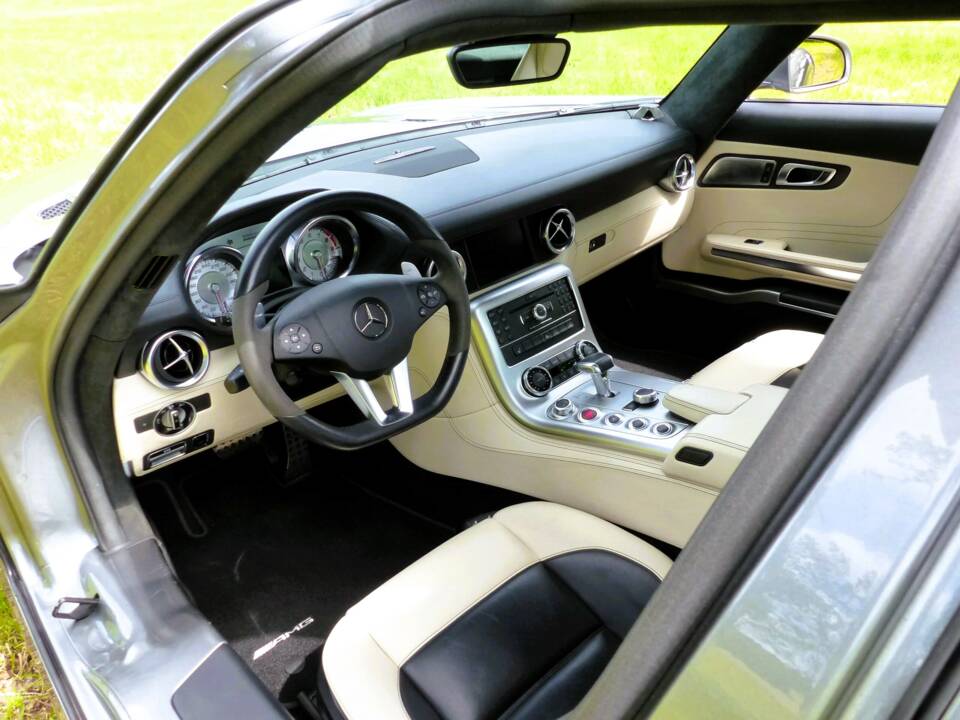 Mercedes-Benz SLS AMG  Coupé Flügeltürer alubeam silver (MB 047) 2010
