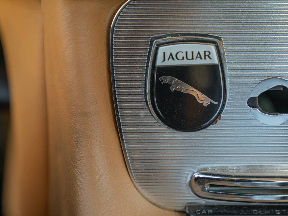 Bild 50/50 von Jaguar XJ 6 4.2 (1972)