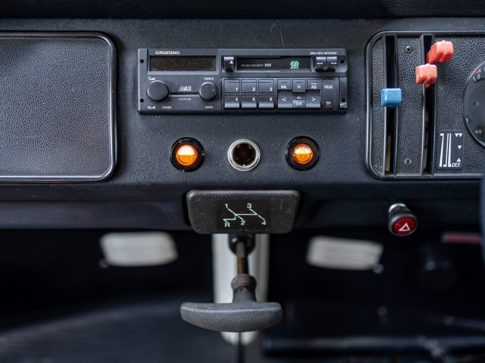 Image 45/47 of Volkswagen T2b Camper (1977)