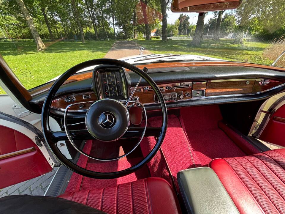 Image 35/64 of Mercedes-Benz 220 S b (1965)