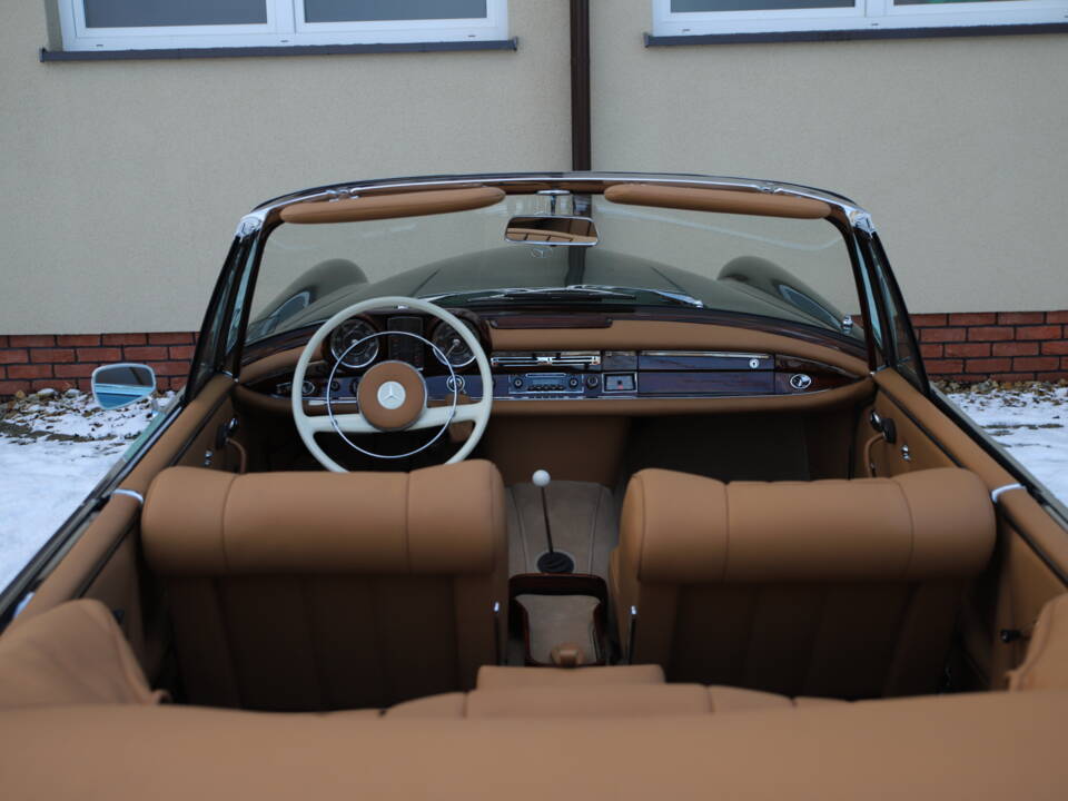 Image 20/29 of Mercedes-Benz 220 SE b (1964)