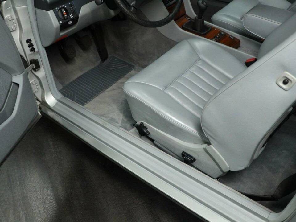 Afbeelding 12/50 van Mercedes-Benz 230 CE (1988)