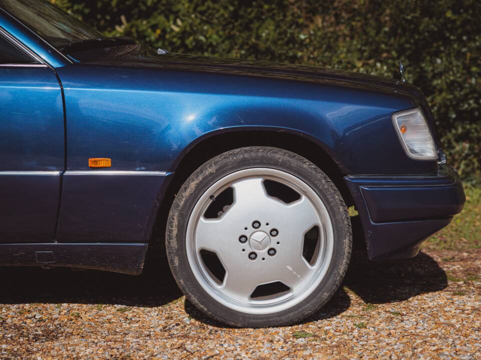 Imagen 39/41 de Mercedes-Benz E 220 (1995)