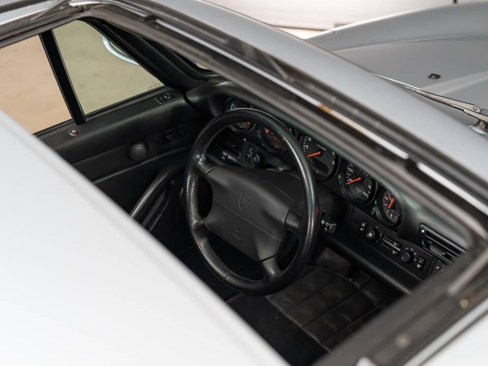 Image 13/32 de Porsche 911 Carrera 4S (1998)