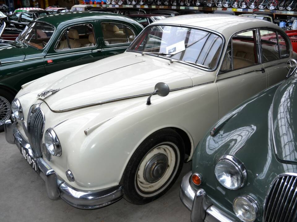 Image 19/26 of Jaguar Mk II 2.4 (1960)