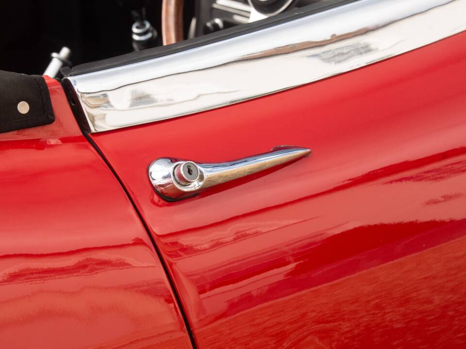 Image 25/50 de Jaguar E-Type (1967)