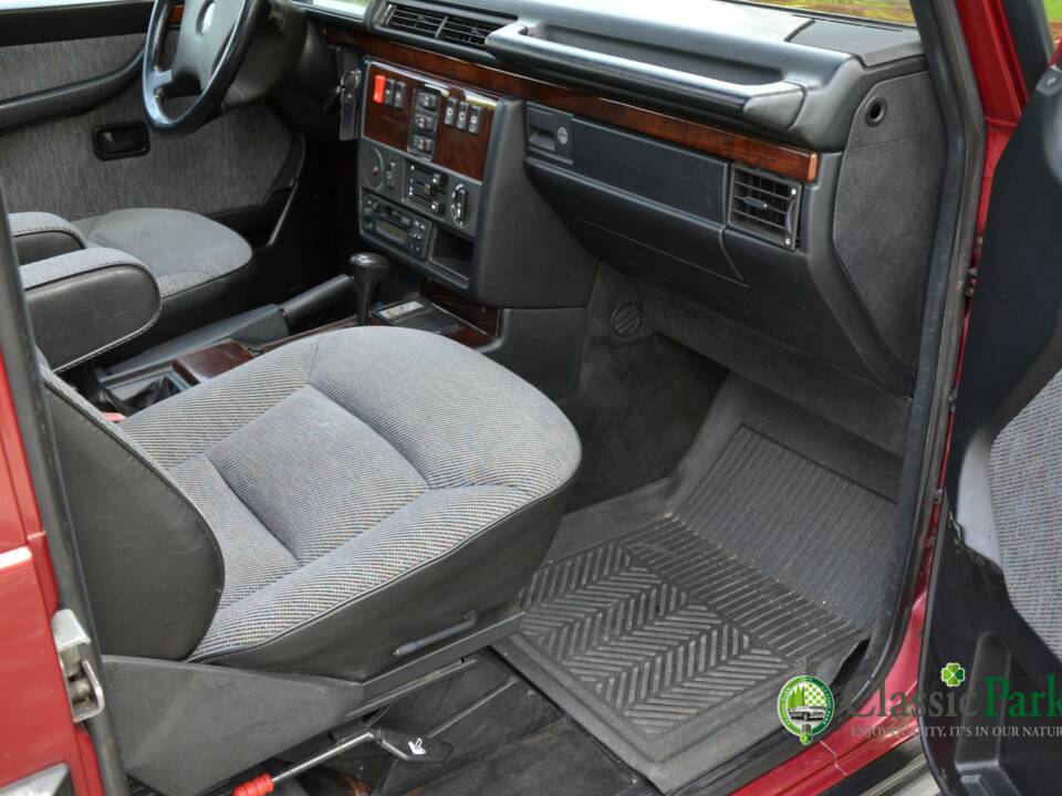 Image 14/49 de Mercedes-Benz 230 GE (SWB) (1993)