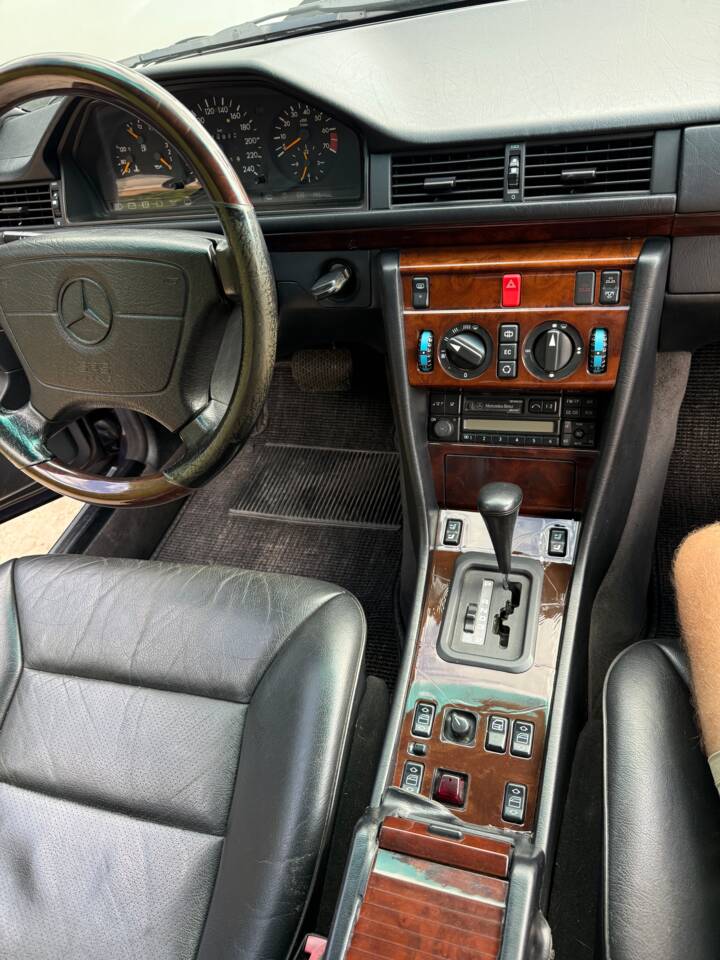 Image 25/30 of Mercedes-Benz E 200 "Final Edition" (1997)