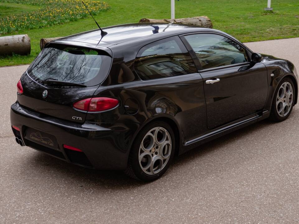 Image 7/60 of Alfa Romeo 147 3.2 GTA (2003)
