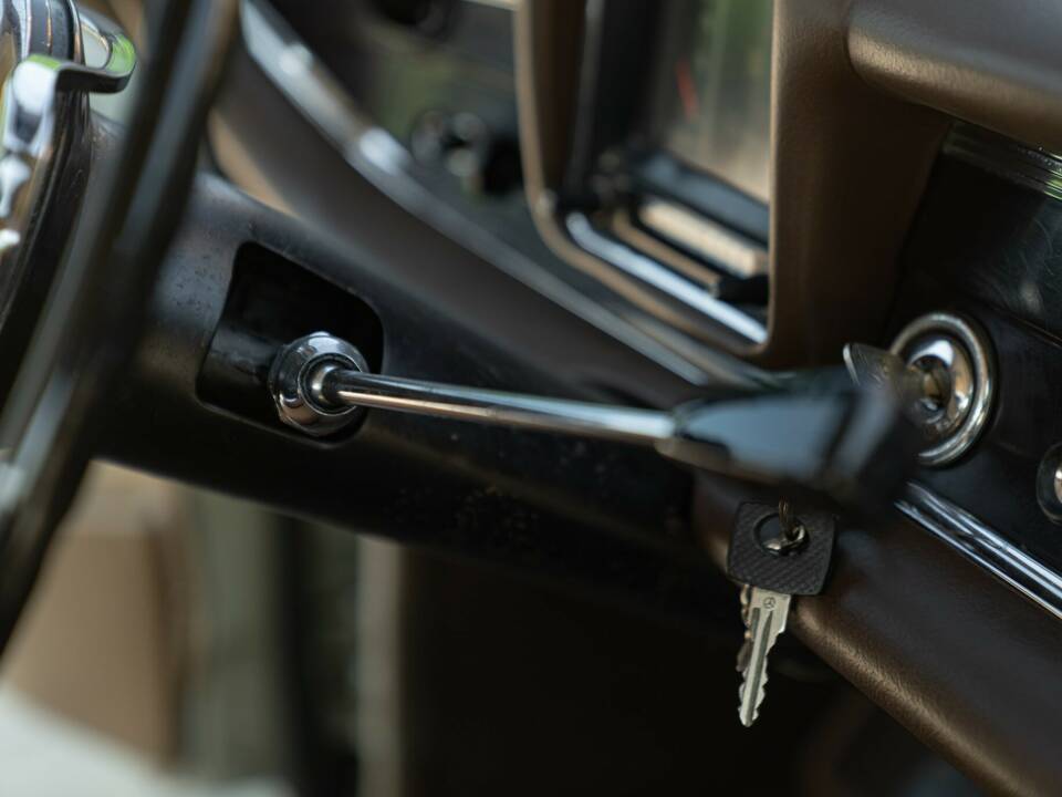 Bild 44/50 von Mercedes-Benz 200 (1966)