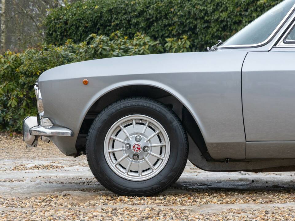 Image 10/50 de Alfa Romeo Giulia GT 1300 Junior (1972)