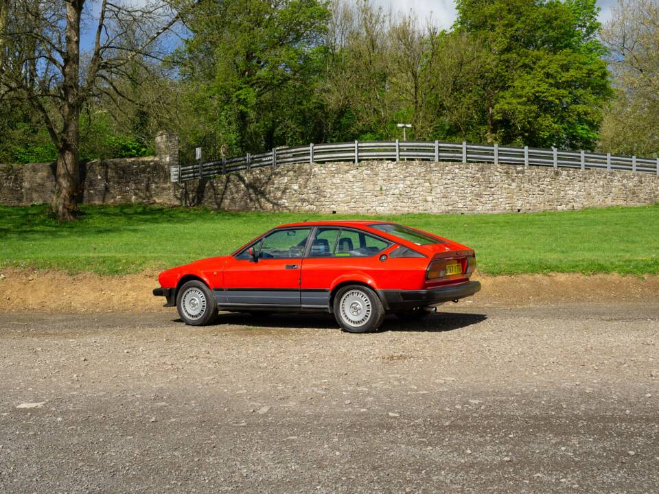 Image 15/25 of Alfa Romeo GTV 6 2.5 (1984)