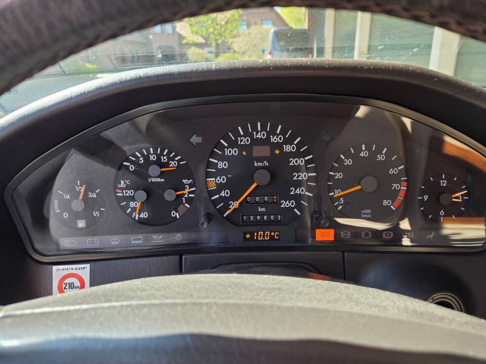 Bild 8/12 von Mercedes-Benz 300 SE (1991)