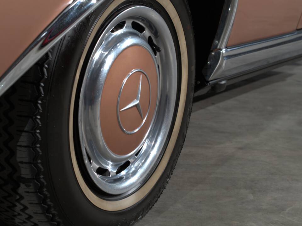 Image 25/57 of Mercedes-Benz 280 SE 3,5 (1971)