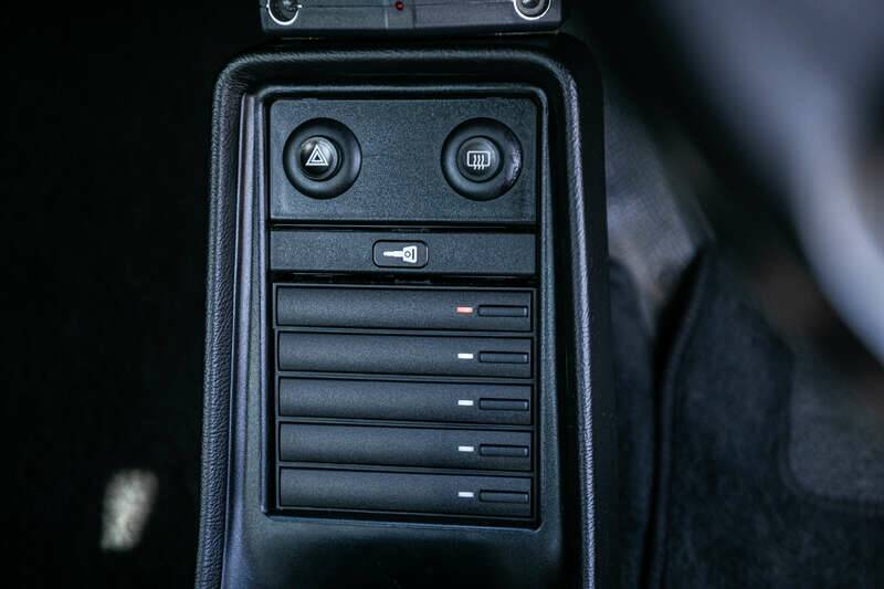 Immagine 36/41 di Porsche 911 Carrera 3.2 (1988)