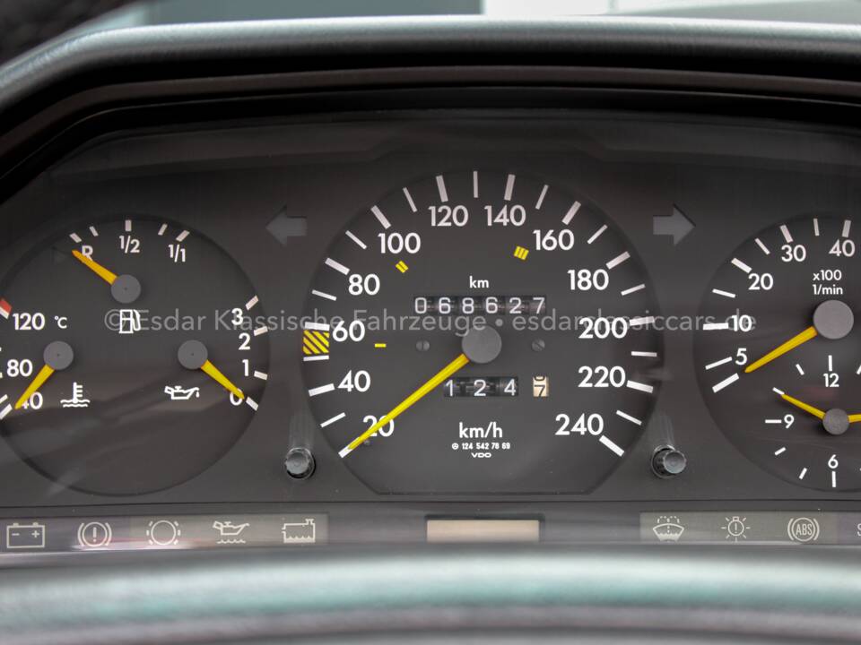 Image 20/33 of Mercedes-Benz E 200 (1994)