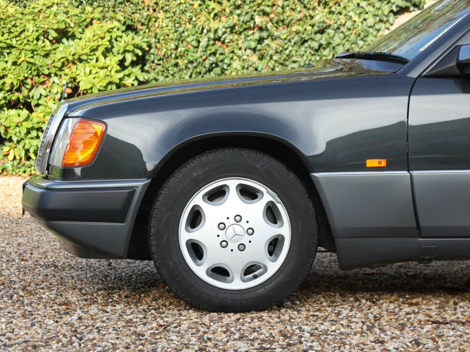 Image 28/50 of Mercedes-Benz 200 E (1992)