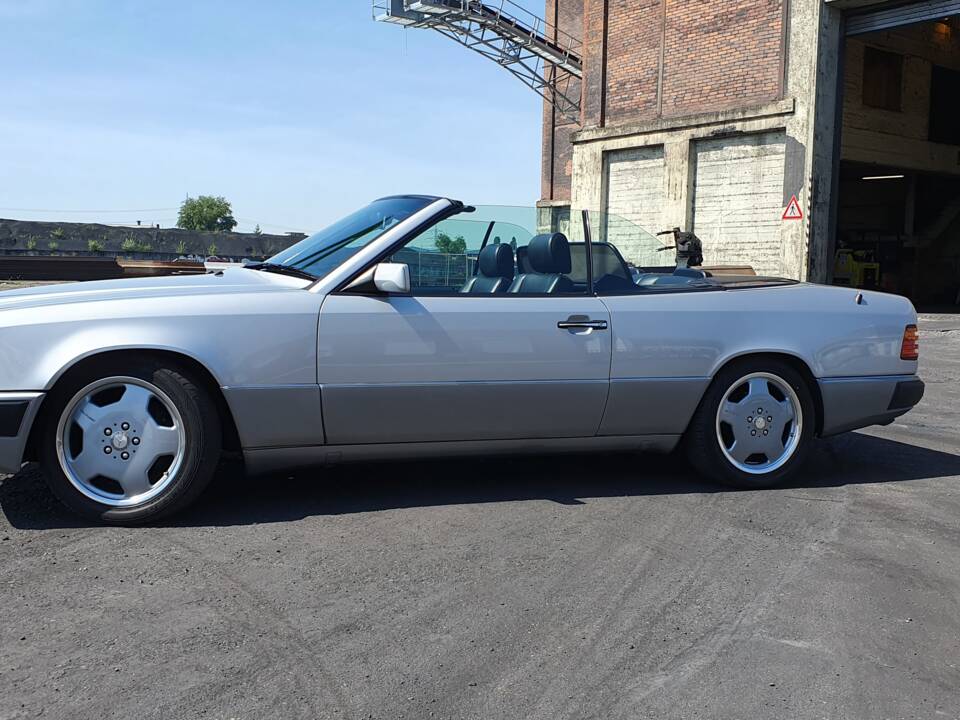 Imagen 36/94 de Mercedes-Benz 300 CE-24 3.4 AMG (1992)