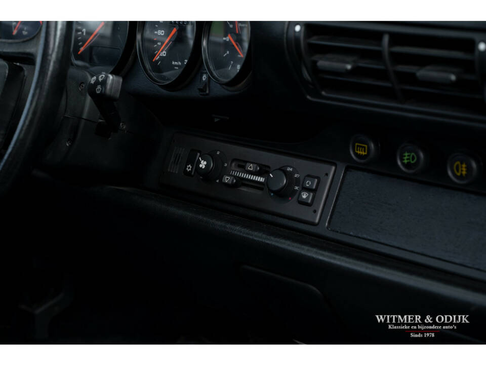 Image 25/28 de Porsche 911 Carrera 4 (1990)