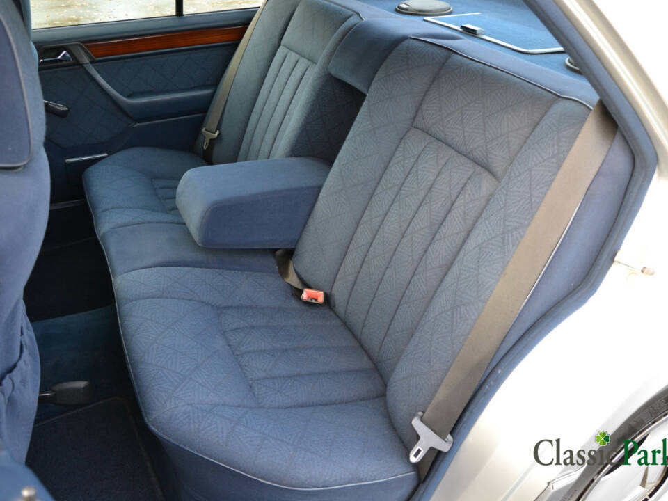 Image 11/39 of Mercedes-Benz 200 D (1993)