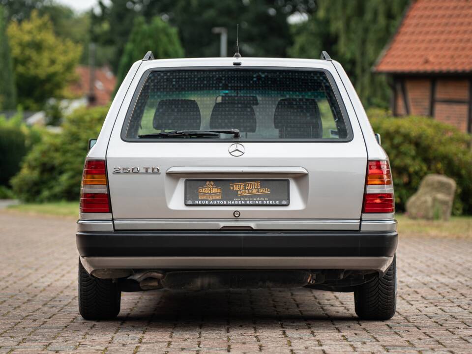 Imagen 15/72 de Mercedes-Benz 250 TD (1991)