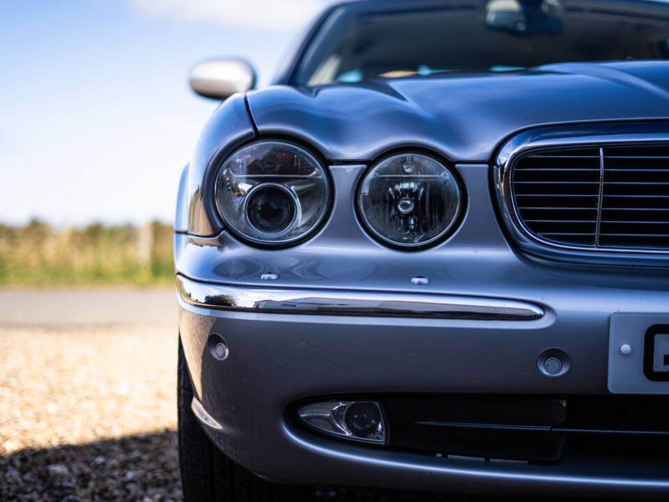 Image 14/50 of Jaguar XJ 8 4.2 (2003)