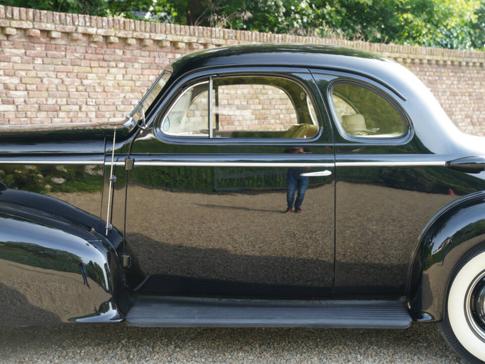 Image 13/50 of Oldsmobile F-Series Business Coupe (1938)