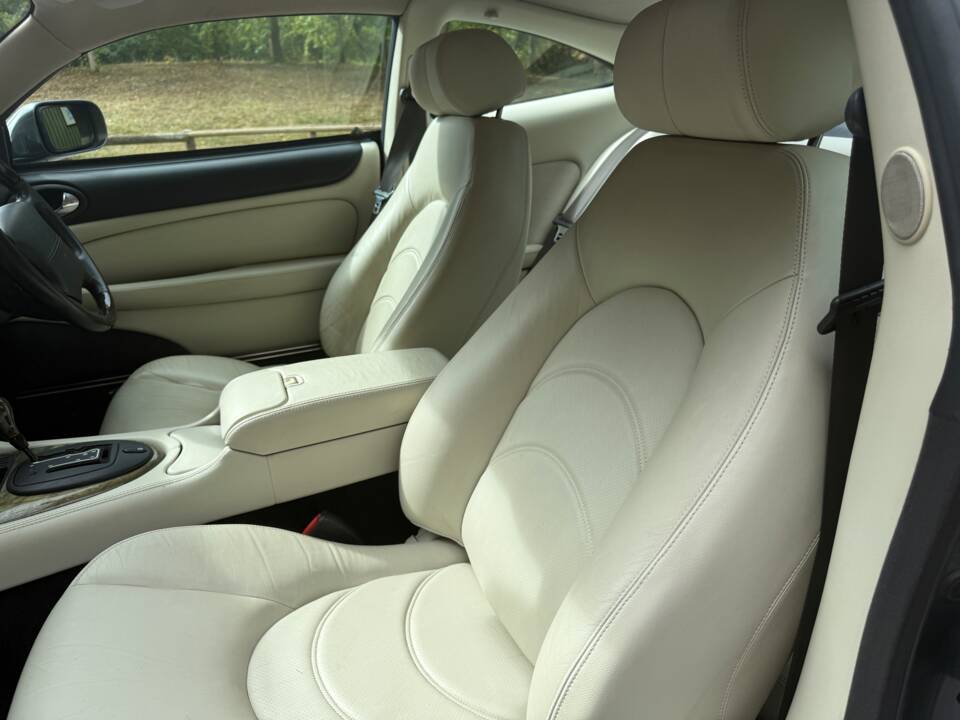 Image 11/23 of Jaguar XK8 4.0 (2001)