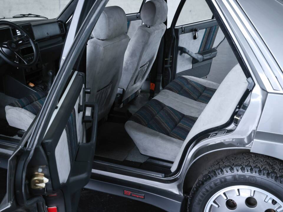 Image 30/50 of Lancia Delta HF Integrale (1988)