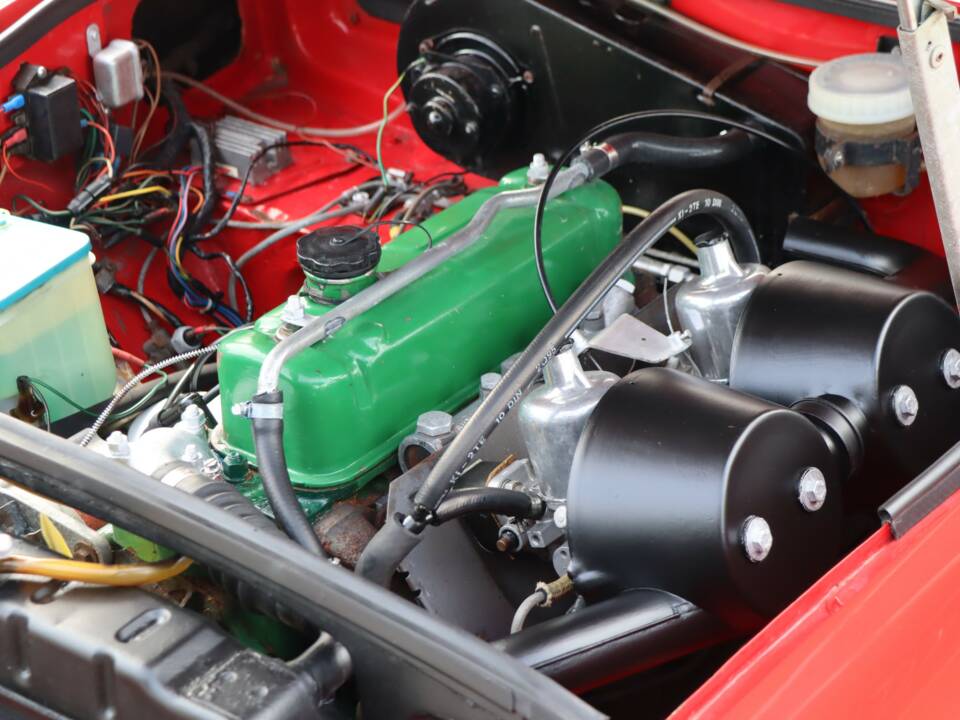 Image 30/50 of MG MGB GT (1974)