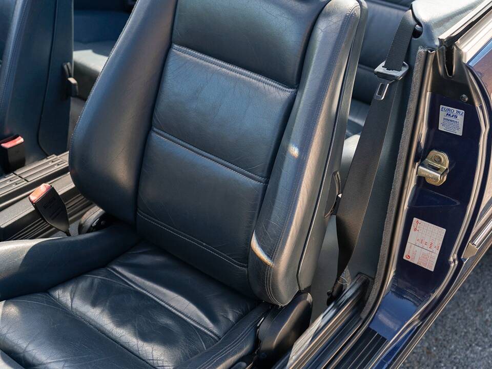 Immagine 18/35 di BMW 320i (1988)