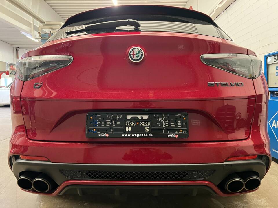 Bild 16/19 von Alfa Romeo Stelvio 2.9 QV &quot;Racing&quot; (2021)