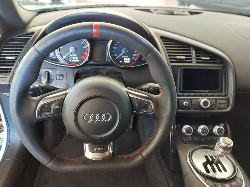 Immagine 13/18 di Audi R8 V10 (2009)