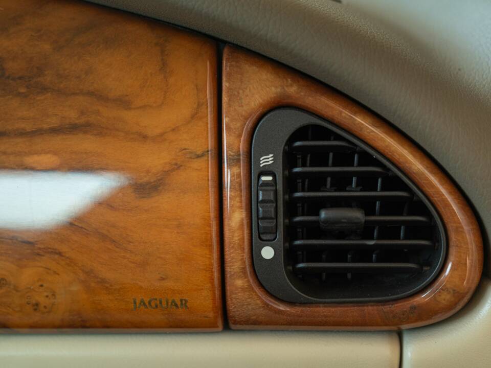 Image 30/50 of Jaguar XKR (2000)