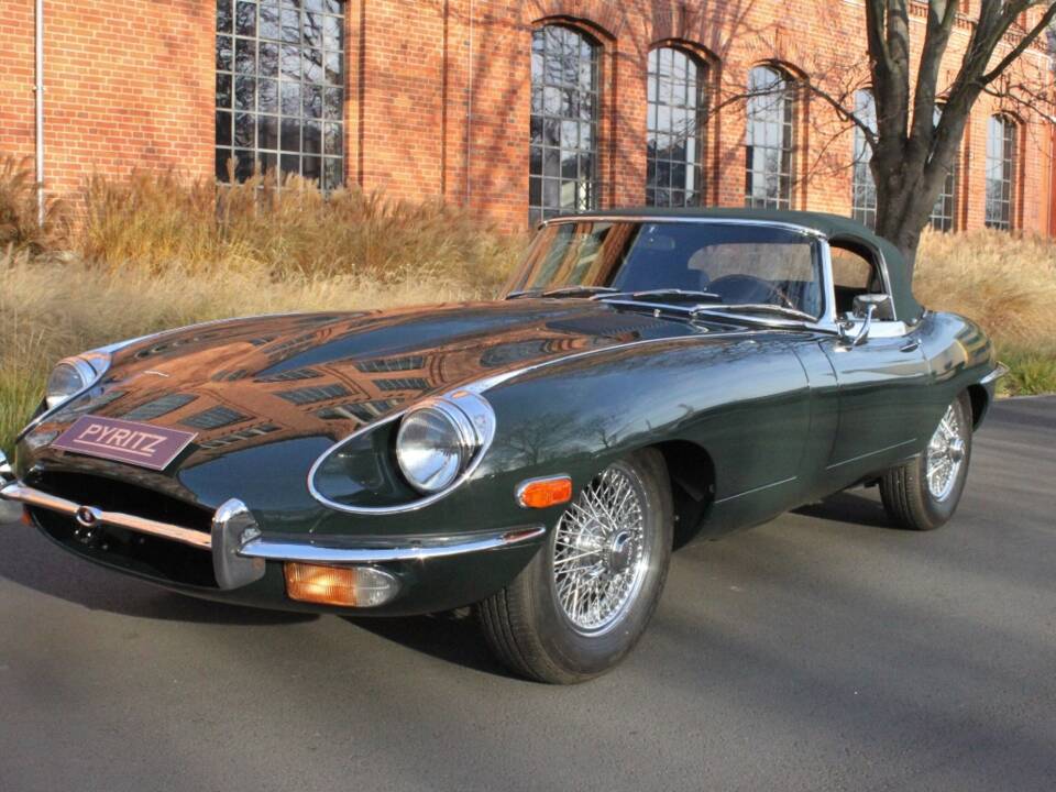 Image 2/21 de Jaguar E-Type (1969)