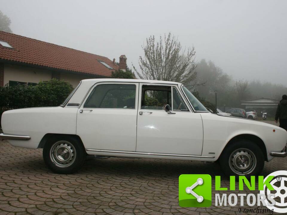 Image 8/10 of Alfa Romeo 2000 Berlina (1972)