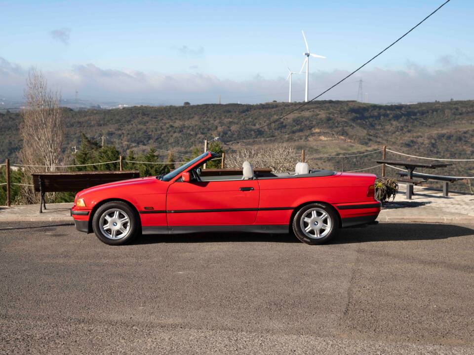 Bild 16/92 von BMW 325i (1994)