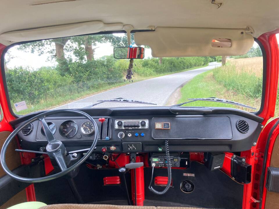 Image 12/25 of Volkswagen T2b minibus (1976)