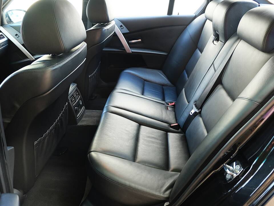 Image 33/51 of BMW M5 (2007)