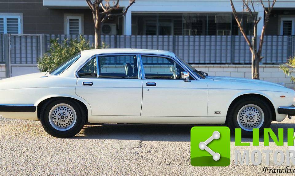 Image 6/10 of Jaguar XJ 12 (1985)