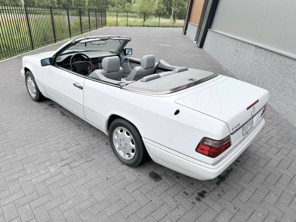 Imagen 12/41 de Mercedes-Benz E 320 (1995)