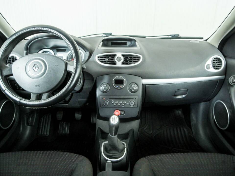 Imagen 11/15 de Renault Clio III 1.4 16V (2006)