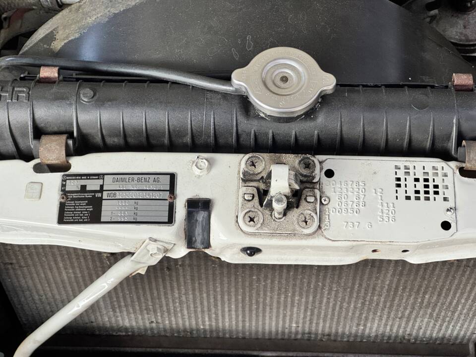 Image 20/34 of Mercedes-Benz 200 (1983)