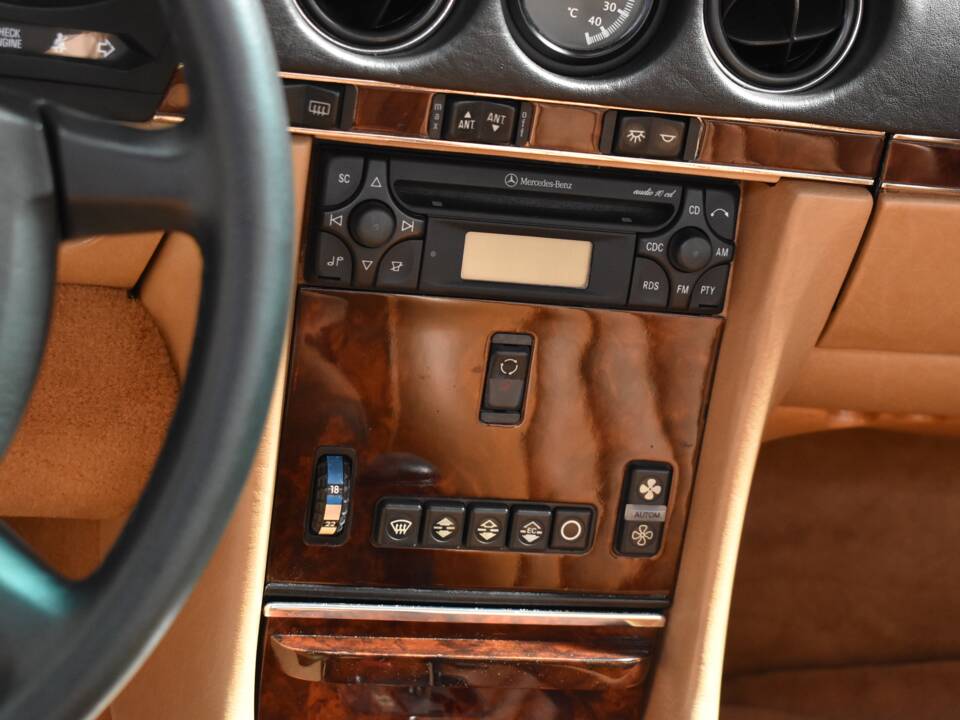 Image 38/94 of Mercedes-Benz 560 SL (1988)