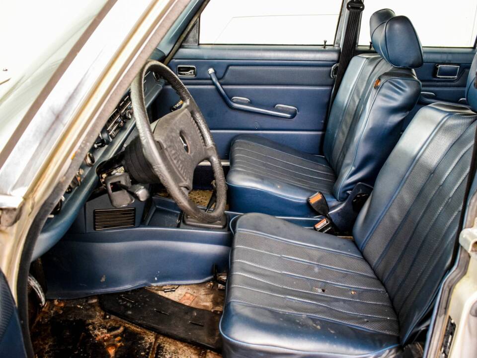 Image 5/50 of Mercedes-Benz 240 D (1976)