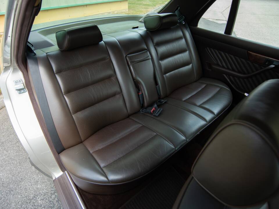 Bild 15/29 von Mercedes-Benz 300 SEL (1990)