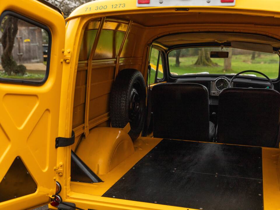 Image 43/50 of Morris Minor Van (1971)