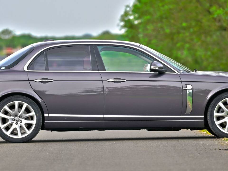 Image 8/50 de Jaguar XJ 8 4.2 (2009)