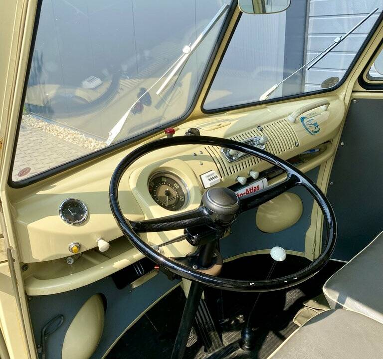 Image 2/8 of Volkswagen T1 panel van (1966)
